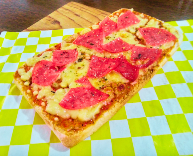 Pan pizza salami 2 768x644